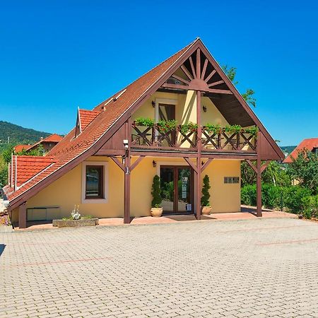 Honti Panzio Hotel Visegrad Bagian luar foto